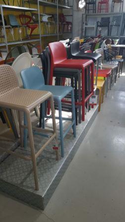 כיסאות בר רגלי עץ בצבע אדום , טבעי , טורקיז